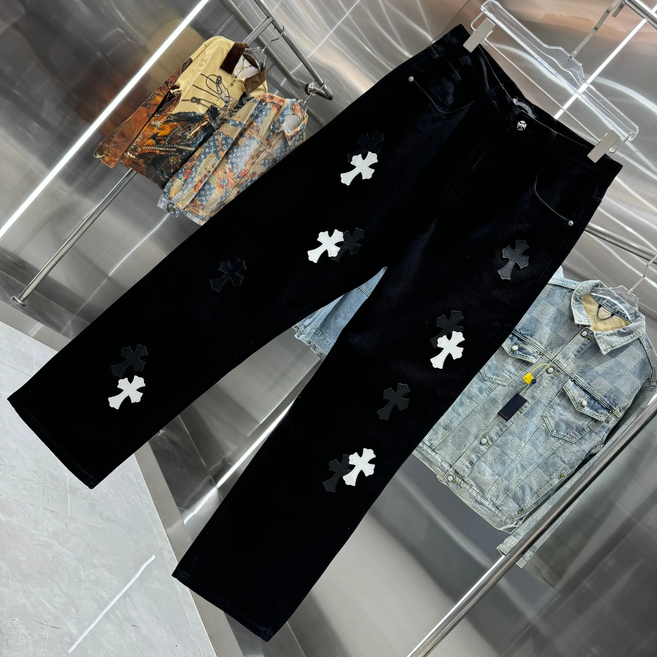 🅿️270 Crow Heart Cross Logo + Printed Logo Jeans 2025 latest product, original goods, washed casual jeans, imported original washed stretch fabric, comfortable and elastic, original hardware accessories decorated with logo, super correct version, extremely high grade, counter quality, fashionable and stylish upper body. The printing uses imported foam printing, customized buttons, YKK zippers. The complete set of accessories is customized by molding. Color: Black Size: S-XXL 28 30 32 34 36 code